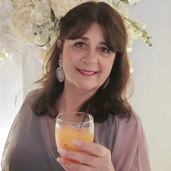 Meet your Posher, Lillian - Picture 2 of 2